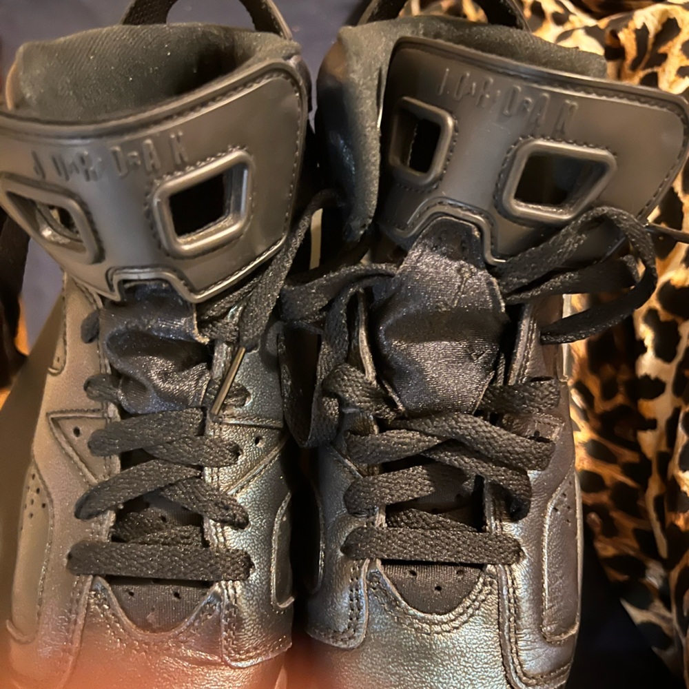 Retro Jordans 6 size 4youth!